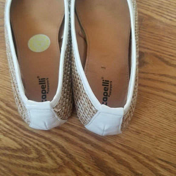 Capelli Womans Sz 8 Slide Ons White Tan Slippers - Picture 6 of 8